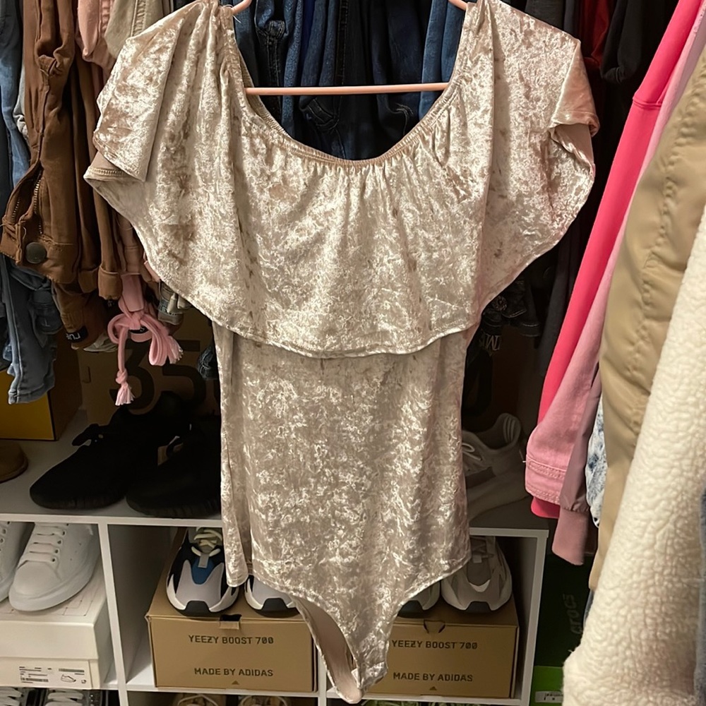 Crème body suit worn once size small
